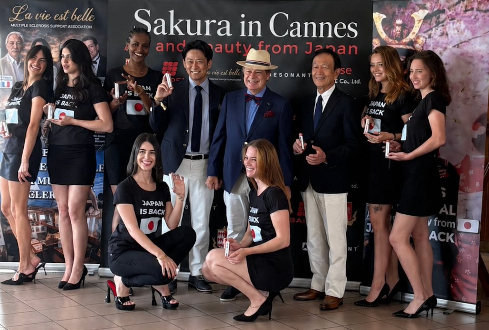 Sakura in Cannes イベント会場での DDS iPS-X 集合写真